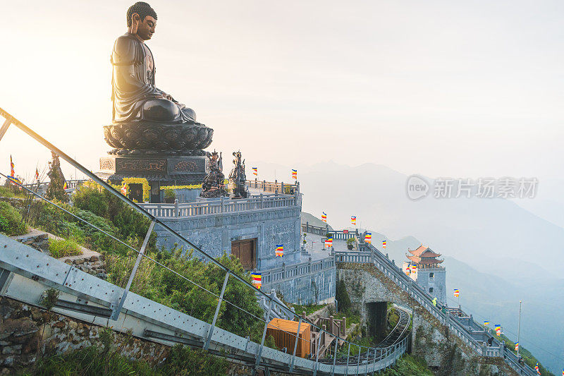 美丽的风景，雾蒙蒙的日出美景，在金sonbao Thang Tu塔和中国神u来和观音在越南萨帕的翻斯盘山